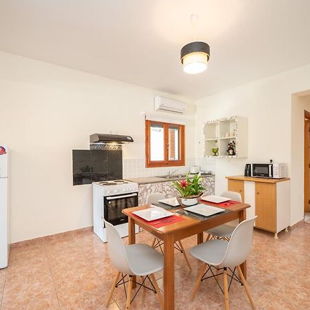 Afroditi Holiday Home - Yellow Apartment 스보로나타 외부 사진