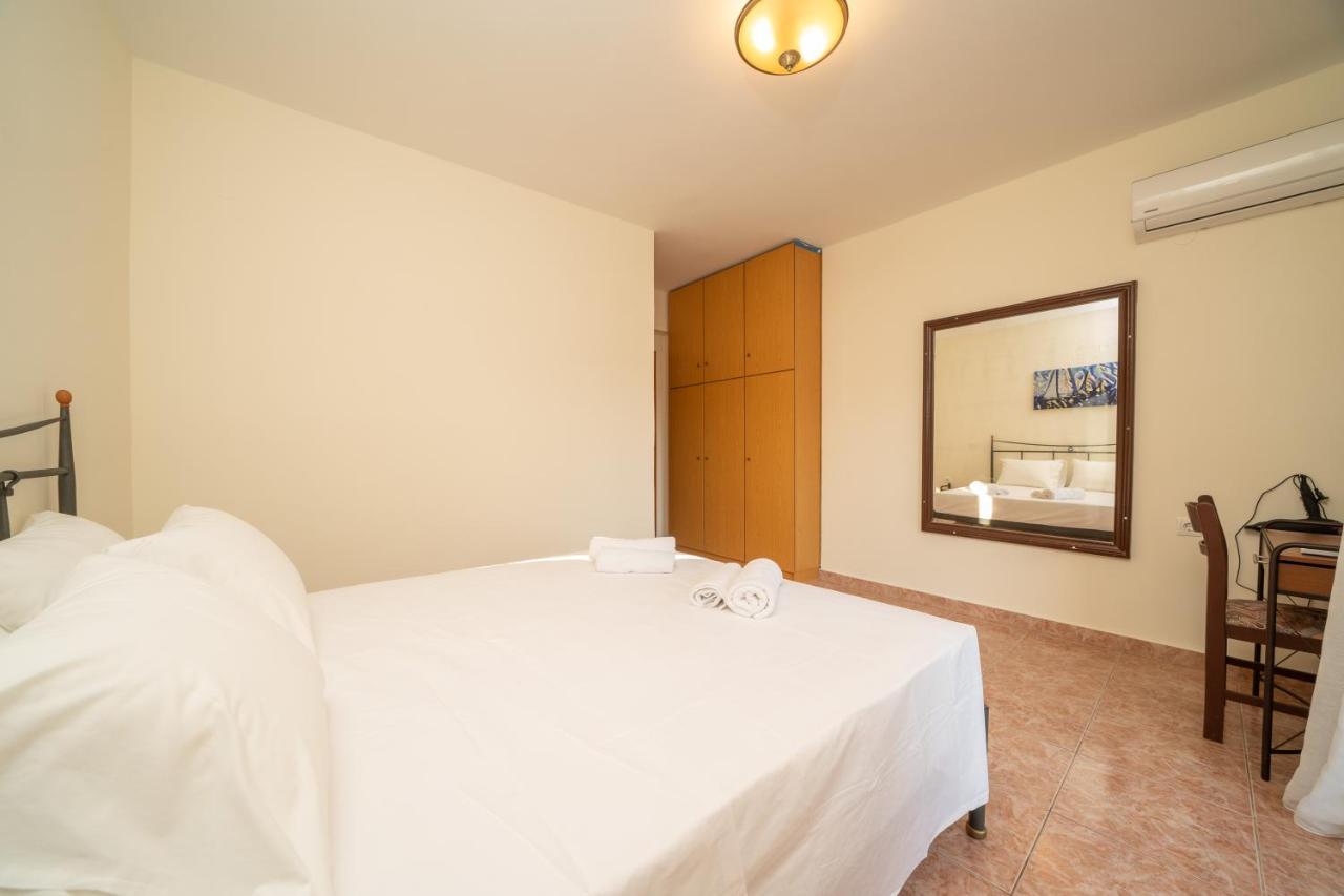 Afroditi Holiday Home - Yellow Apartment 스보로나타 외부 사진
