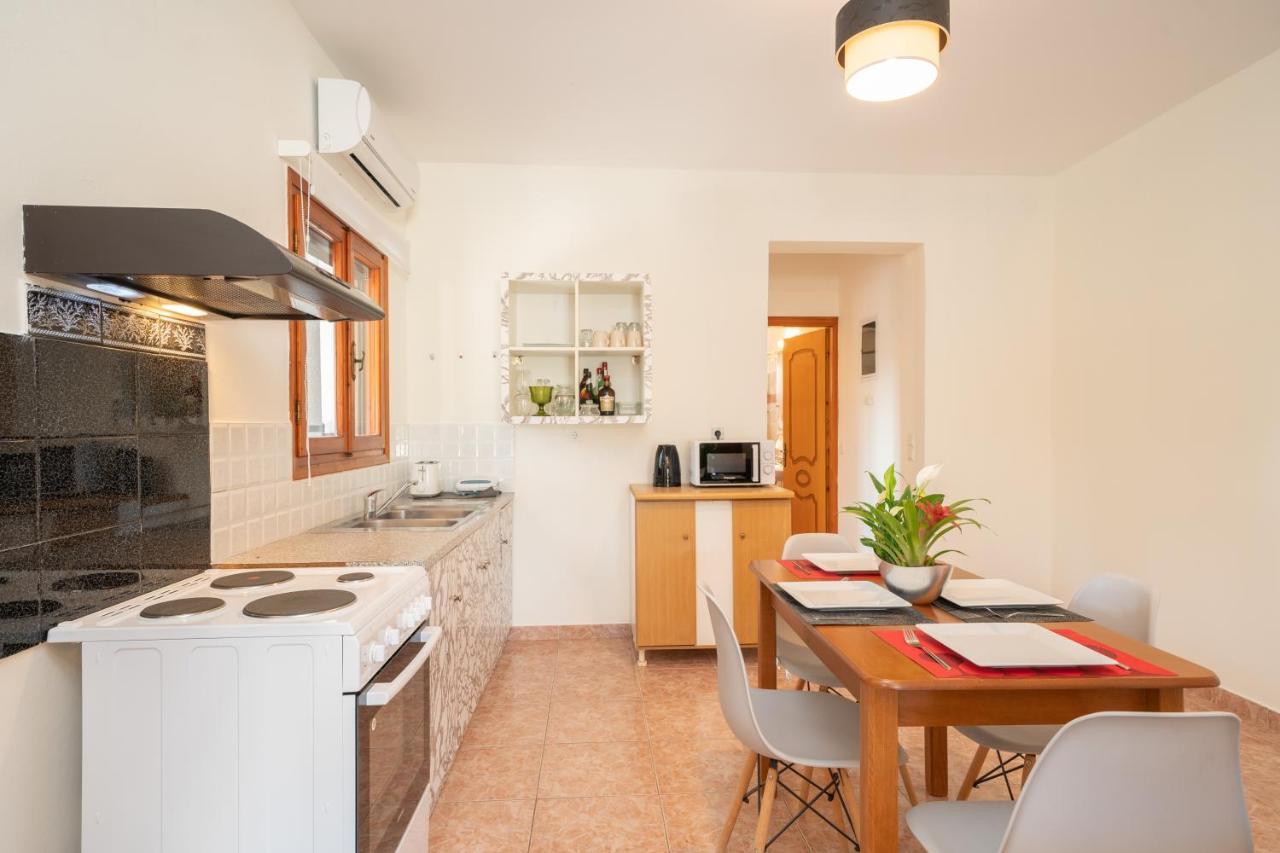 Afroditi Holiday Home - Yellow Apartment 스보로나타 외부 사진