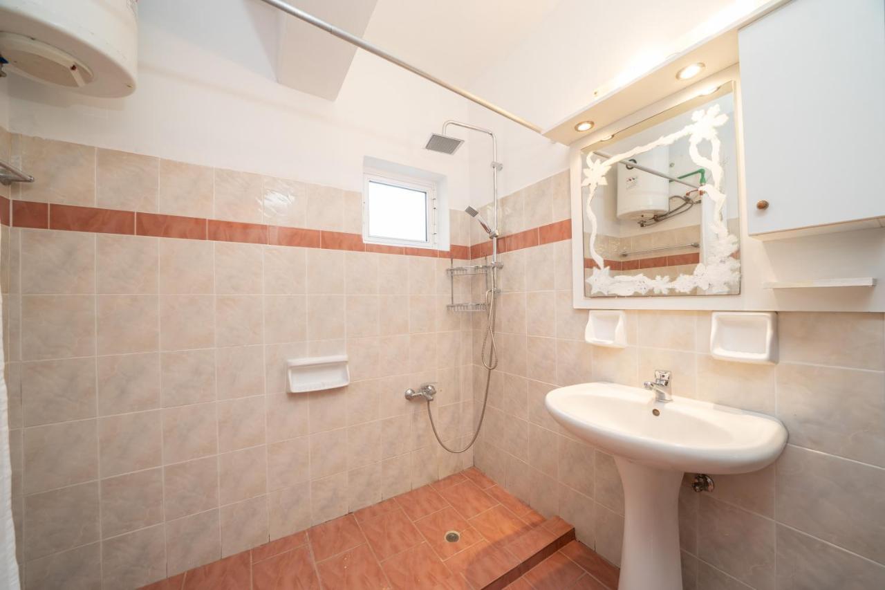 Afroditi Holiday Home - Yellow Apartment 스보로나타 외부 사진