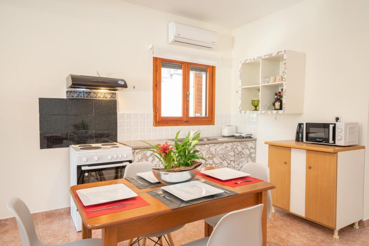 Afroditi Holiday Home - Yellow Apartment 스보로나타 외부 사진